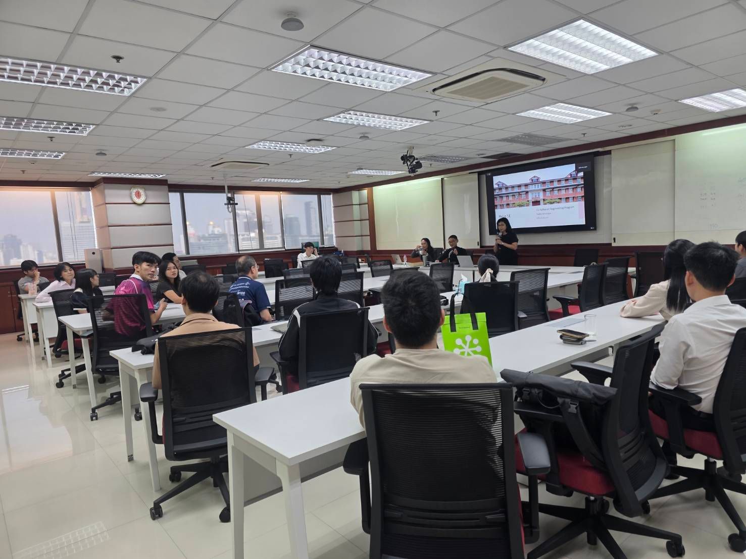 ภาพบรรยากาศงานปฐมนิเทศ ระดับบัณฑิตศึกษา ภาคปลาย 2568 - รูปภาพที่ 1