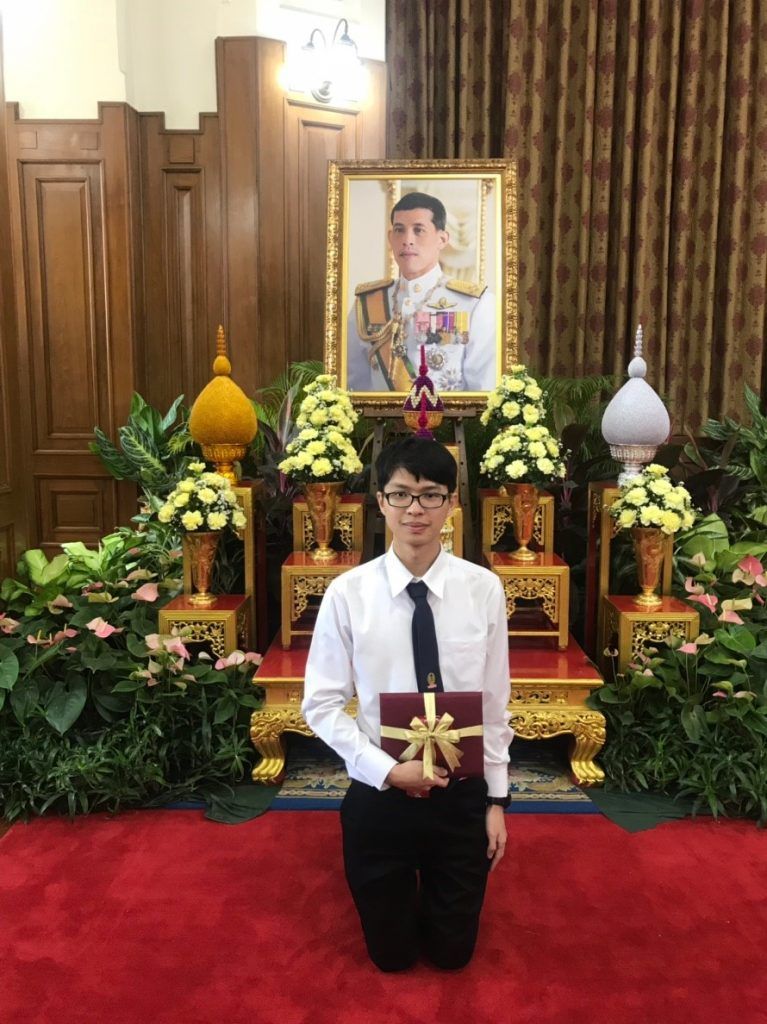 <center>ภาควิชาฯขอแสดงความยินดีกับภควัต หวังเกรียงไกร </br>ได้เข้ารับรางวัลพระราชทาน เหรียญรางวัล เรียนดี</center> - รูปภาพที่ 2
