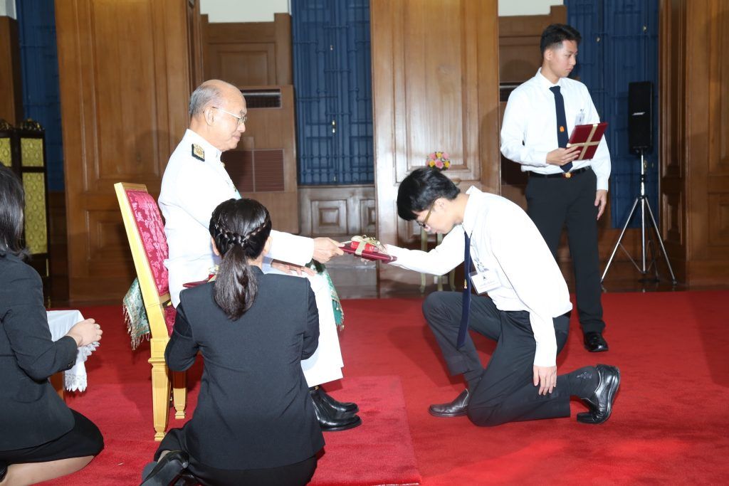 <center>ภาควิชาฯขอแสดงความยินดีกับภควัต หวังเกรียงไกร </br>ได้เข้ารับรางวัลพระราชทาน เหรียญรางวัล เรียนดี</center> - รูปภาพที่ 1