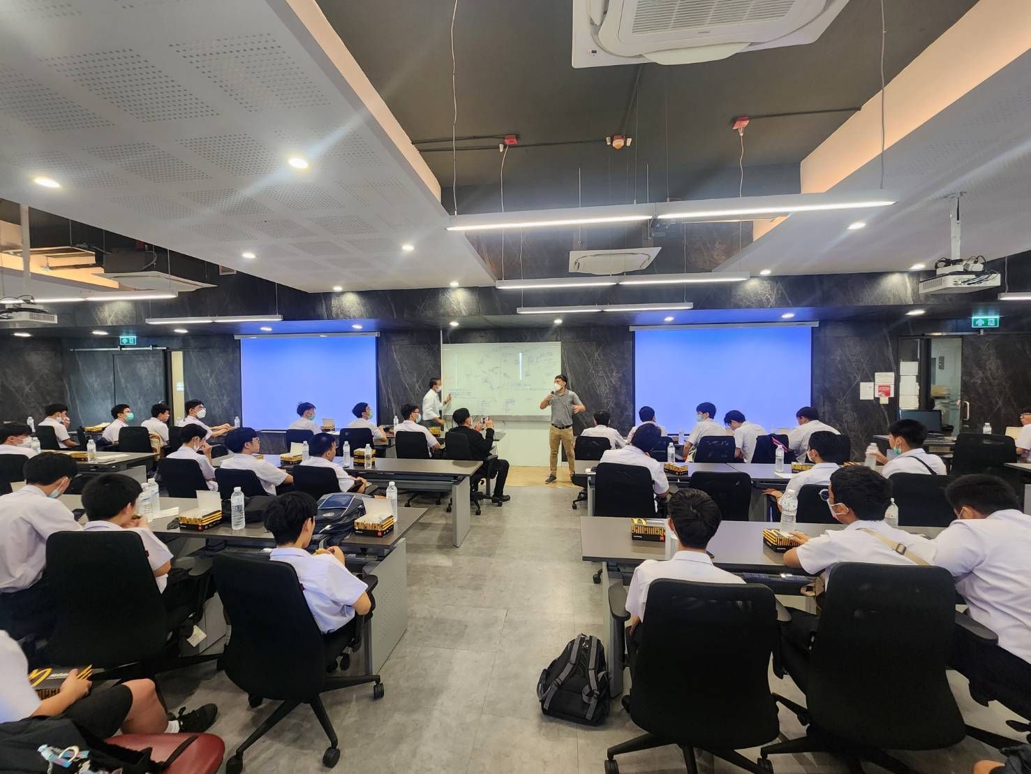 คณะอาจารย์และนักเรียนจากโรงเรียนสวนกุหลาบเข้ามาเยี่ยมชมภาควิชาฯ