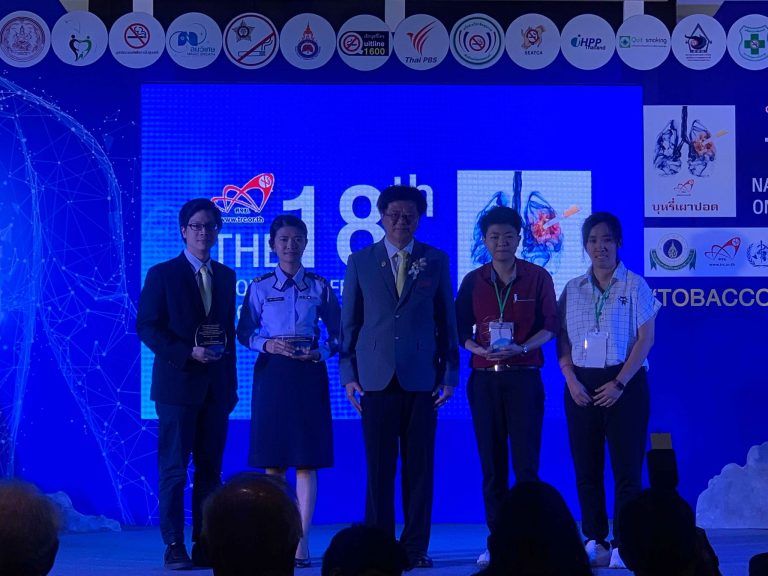ภาควิชาวิศวกรรมคอมพิวเตอร์ ขอแสดงความยินดีกับ รองศาสตราจารย์ ดร.อติวงศ์ สุชาโตที่ได้รับโล่คณูปการ - รูปภาพที่ 2