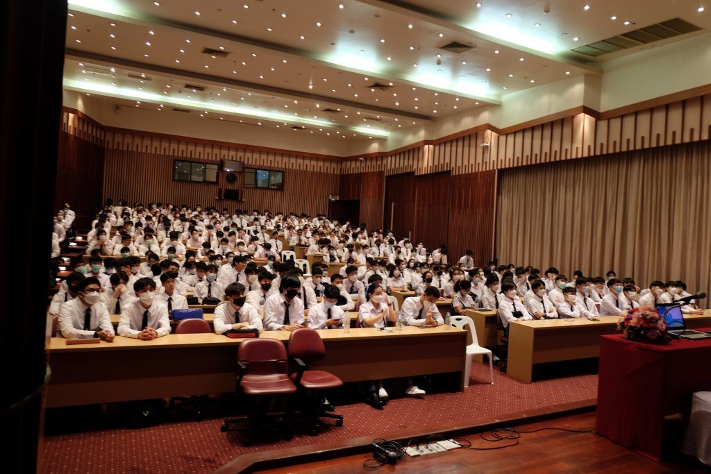 ภาพบรรยากาศบางส่วนงานปฐมนิเทศนิสิตใหม่ ปีการศึกษา 2566 ระดับปริญญาตรี ภาควิชาวิศวกรรมคอมพิวเตอร์ คณะ​วิศวกรรม​ศาสตร์​จุฬาลงกรณ์มหาวิทยาลัย - รูปภาพที่ 3