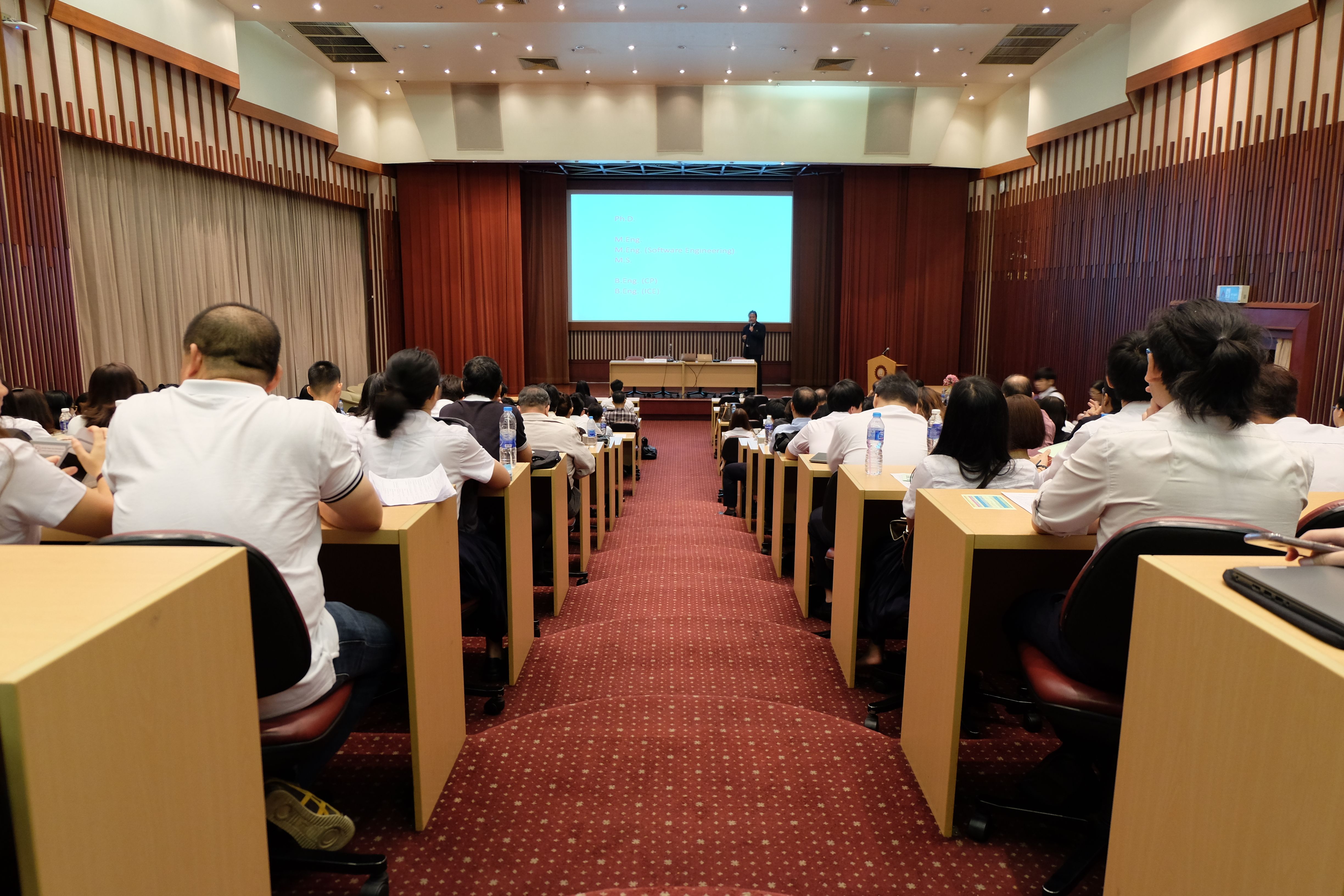 ภาพกิจกรรมการประชุมผู้ปกครองและปฐมนิเทศนิสิต ระดับปริญญาบัณฑิต ชั้นปีที่ 2 ประจำปีการศึกษา 2560 - รูปภาพที่ 2