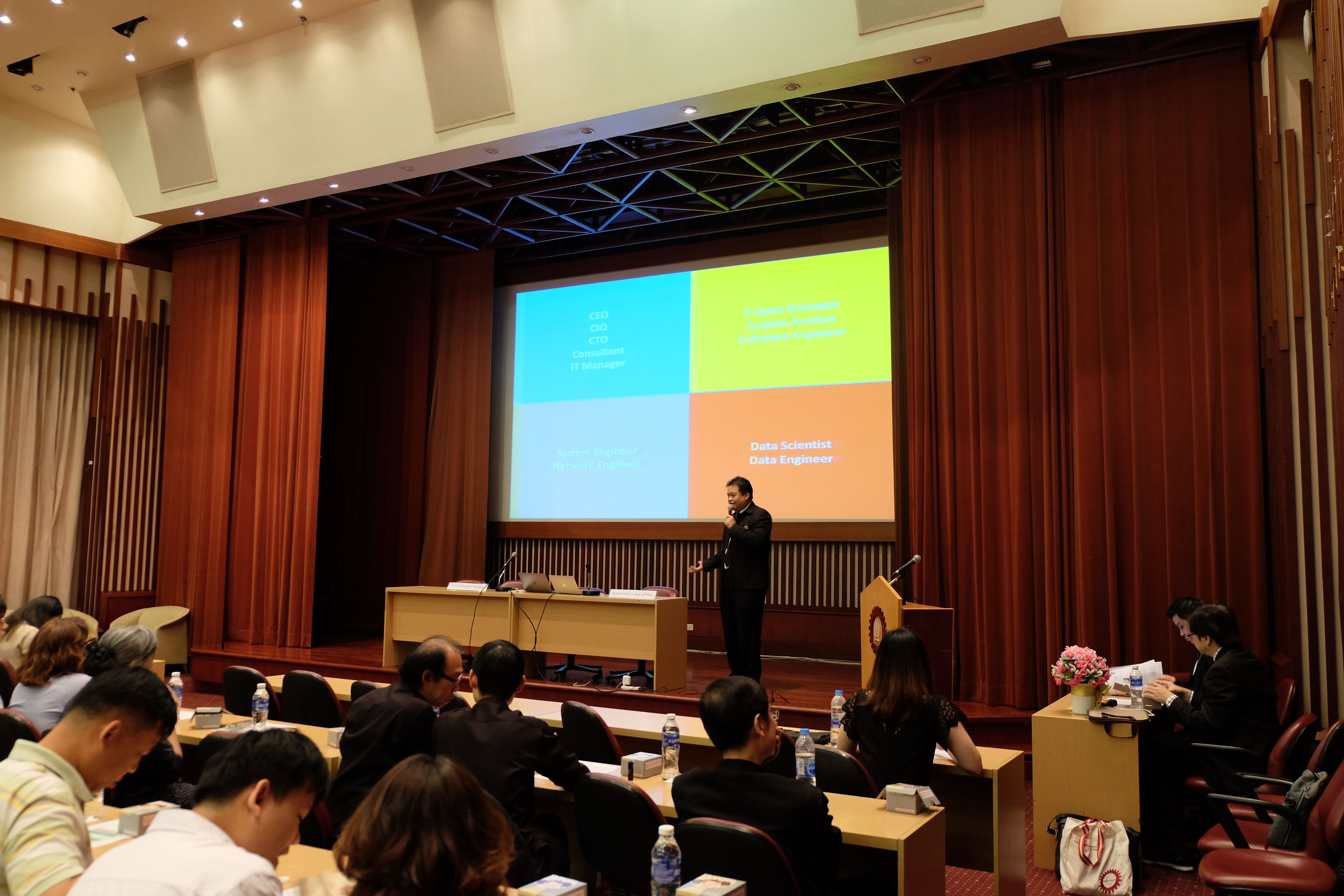ภาพกิจกรรมการประชุมผู้ปกครองและปฐมนิเทศนิสิต ระดับปริญญาบัณฑิต ชั้นปีที่ 2 ประจำปีการศึกษา 2560 - รูปภาพที่ 5