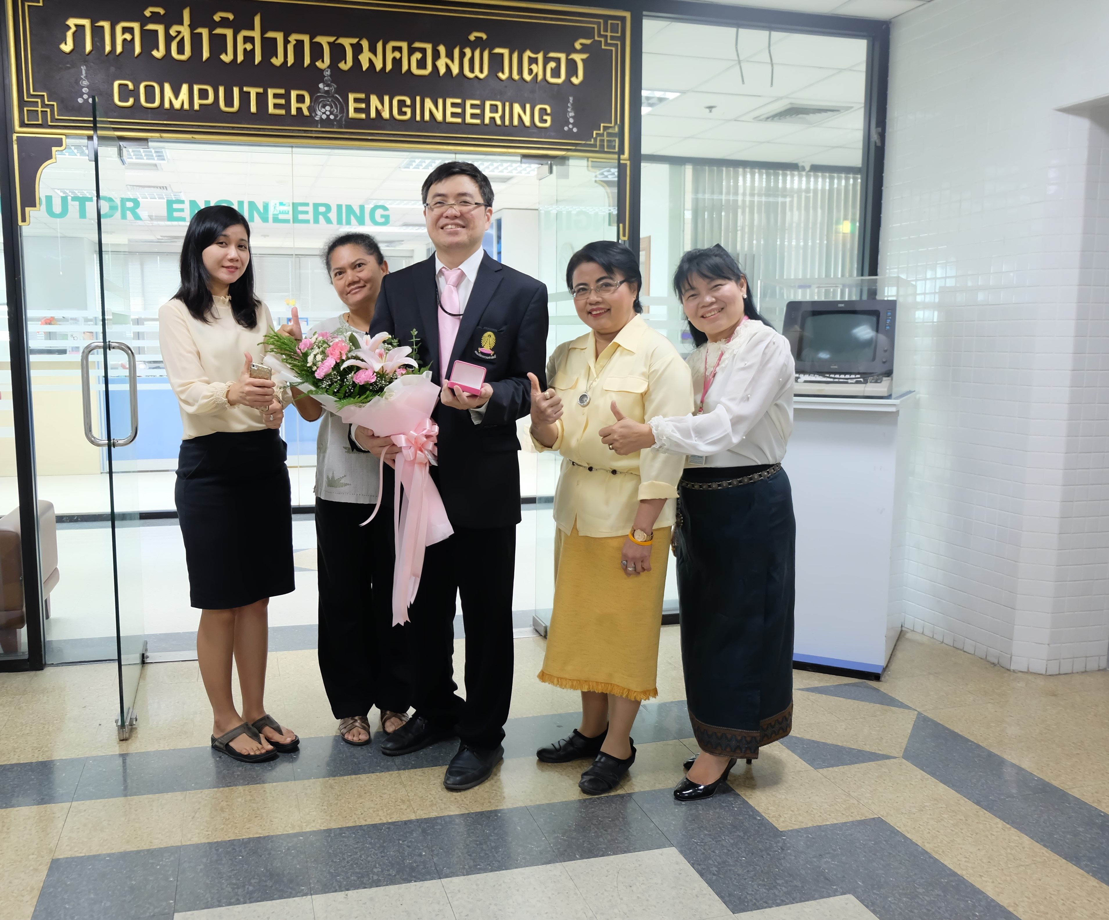 ดอกไม้แสดงความยินดีจากจุฬาลงกรณ์มหาวิทยาลัย กับรางวัล BRONZE PRIZE - รูปภาพที่ 3