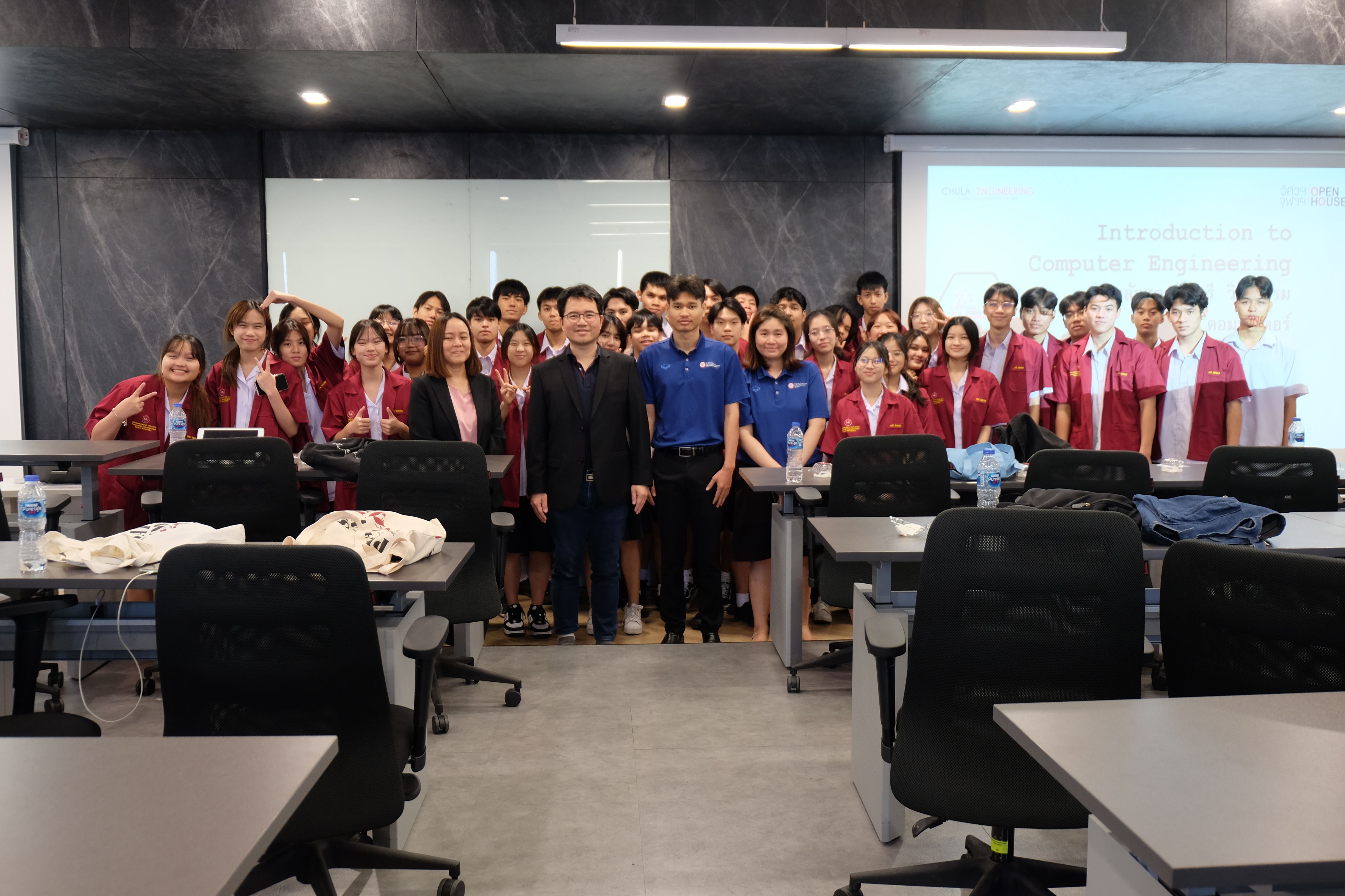 ภาควิชาวิศวกรรมมคอมพิวเตอร์ คณะวิศวกรรมศาสตร์ จุฬาลงกรณ์มหาวิทยาลัย ได้ให้การต้อนรับคณะอาจารย์และนักเรียนจากโรงเรียนสาธิต มศว ประสานมิตร (ฝ่ายมัธยม ) มาเยี่ยมชมภาควิศวกรรมคอมพิวเตอร์