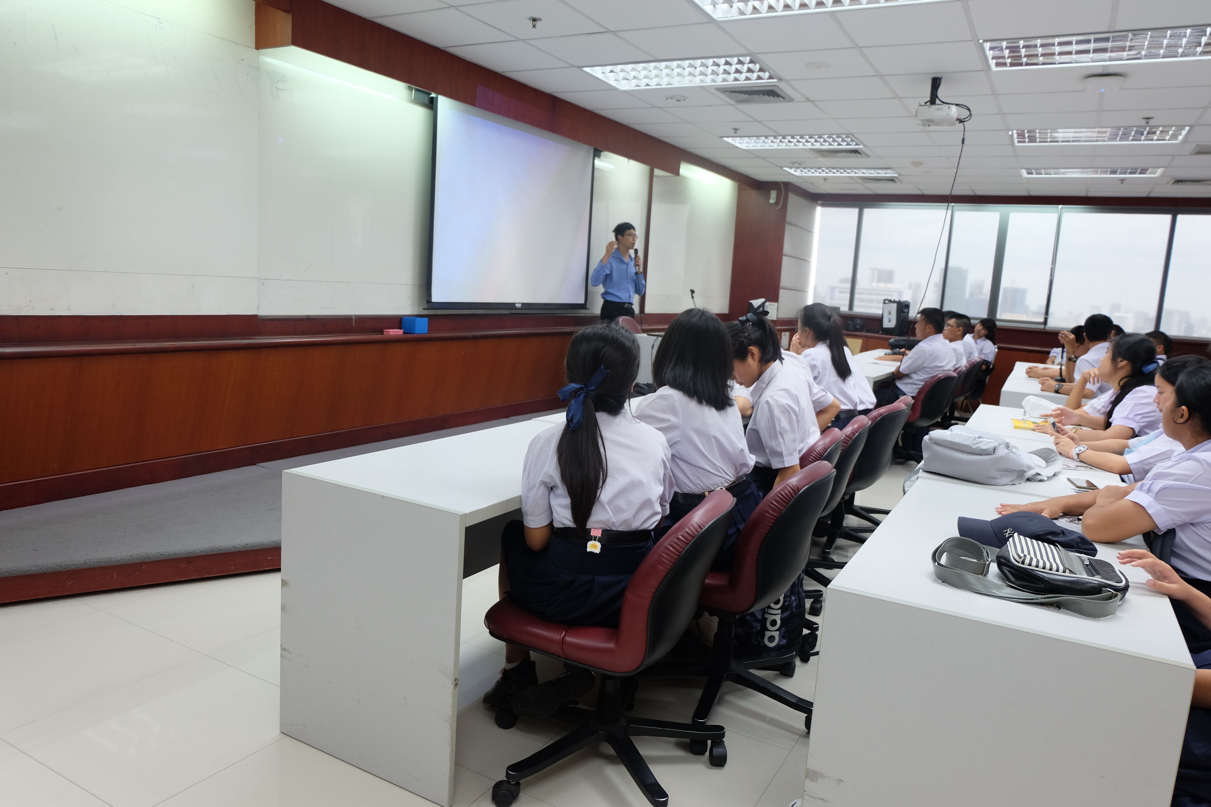 อาจารย์และนักเรียนจากโรงเรียนสุราษฎร์พิทยา จังหวัดสุราษฎร์ธานีมาเยี่ยมชมภาควิศวกรรมคอมพิวเตอร์ - รูปภาพที่ 1