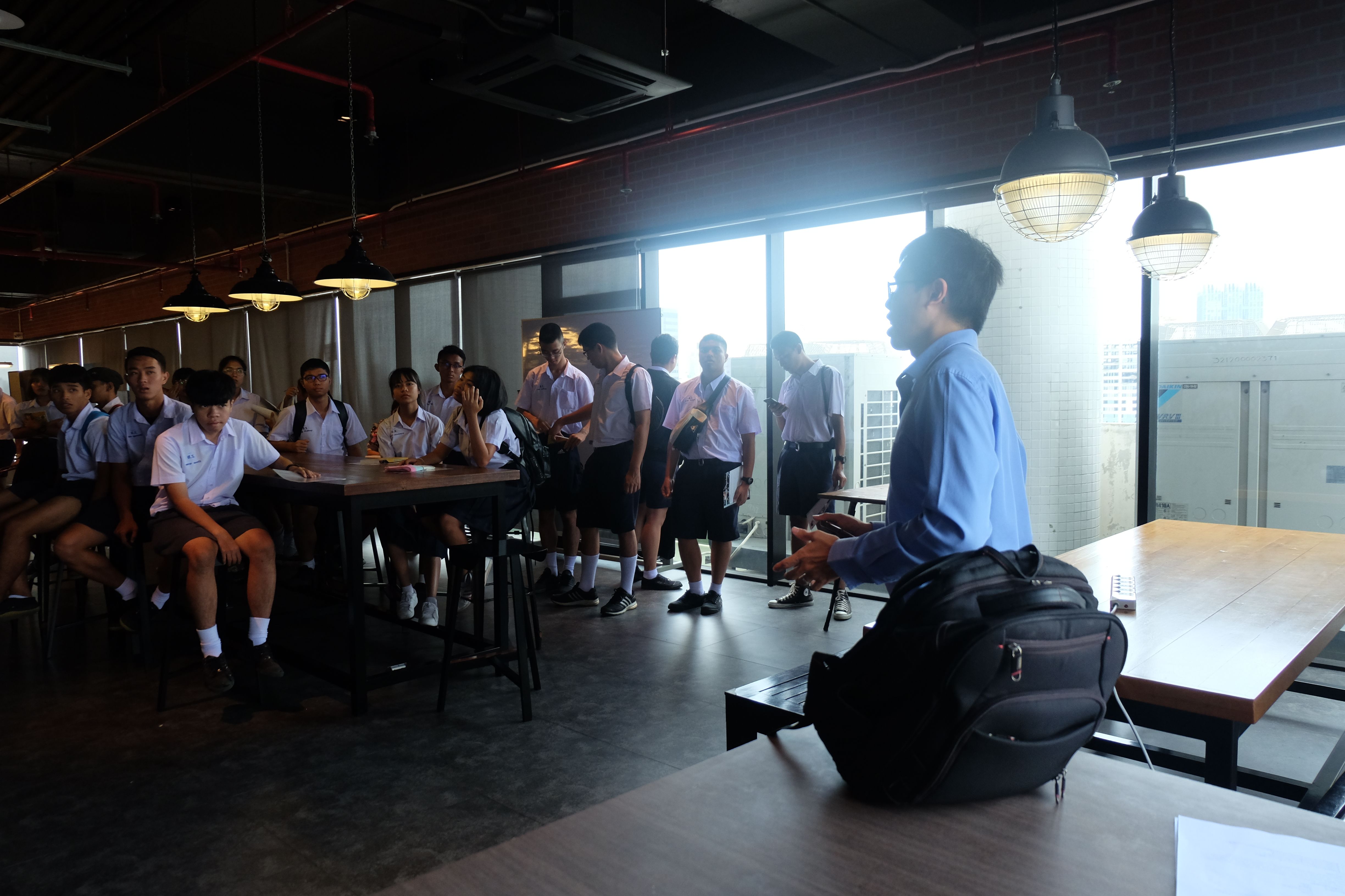 อาจารย์และนักเรียนจากโรงเรียนสุราษฎร์พิทยา จังหวัดสุราษฎร์ธานีมาเยี่ยมชมภาควิศวกรรมคอมพิวเตอร์ - รูปภาพที่ 2