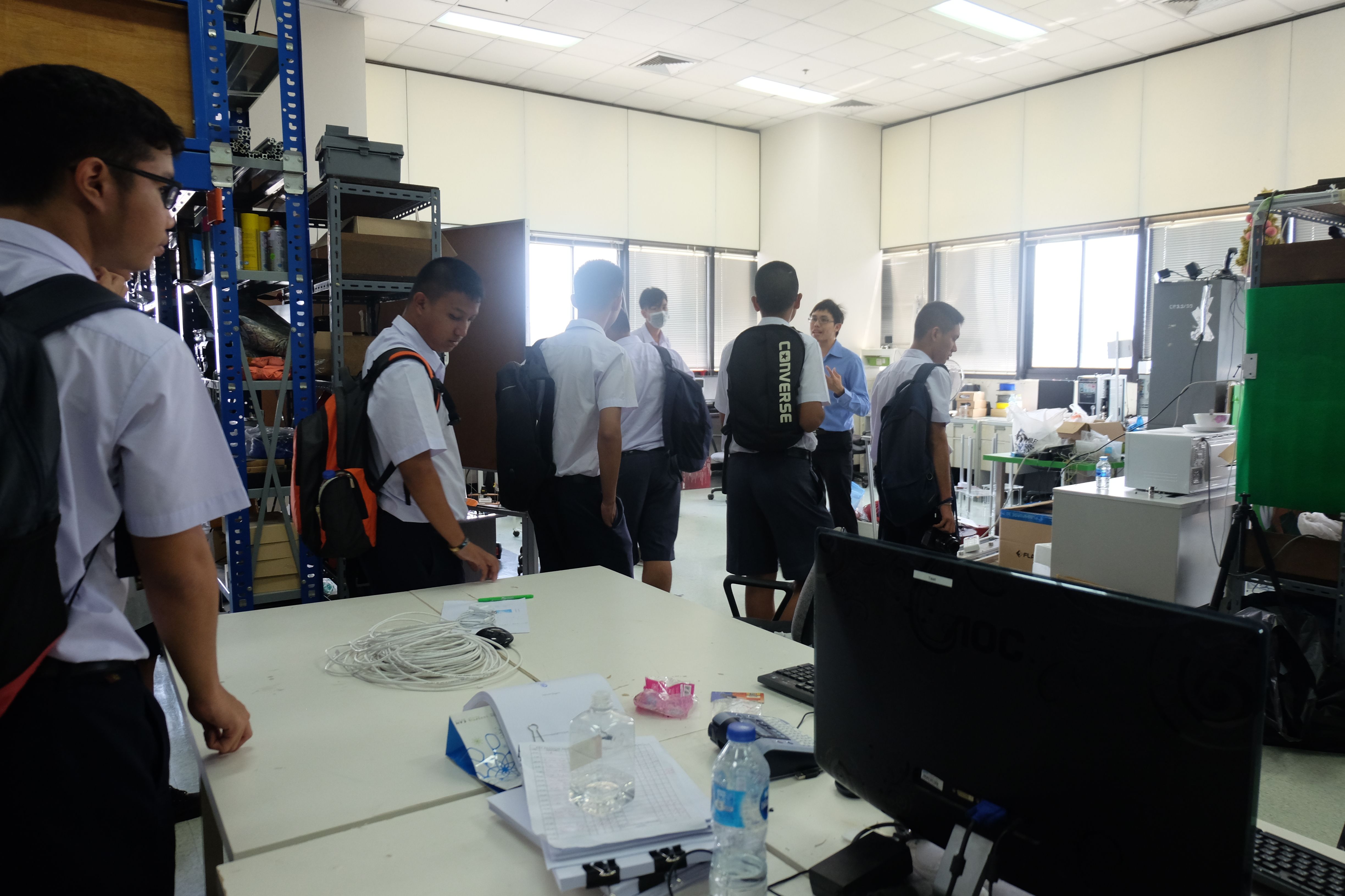 อาจารย์และนักเรียนจากโรงเรียนสุราษฎร์พิทยา จังหวัดสุราษฎร์ธานีมาเยี่ยมชมภาควิศวกรรมคอมพิวเตอร์ - รูปภาพที่ 4