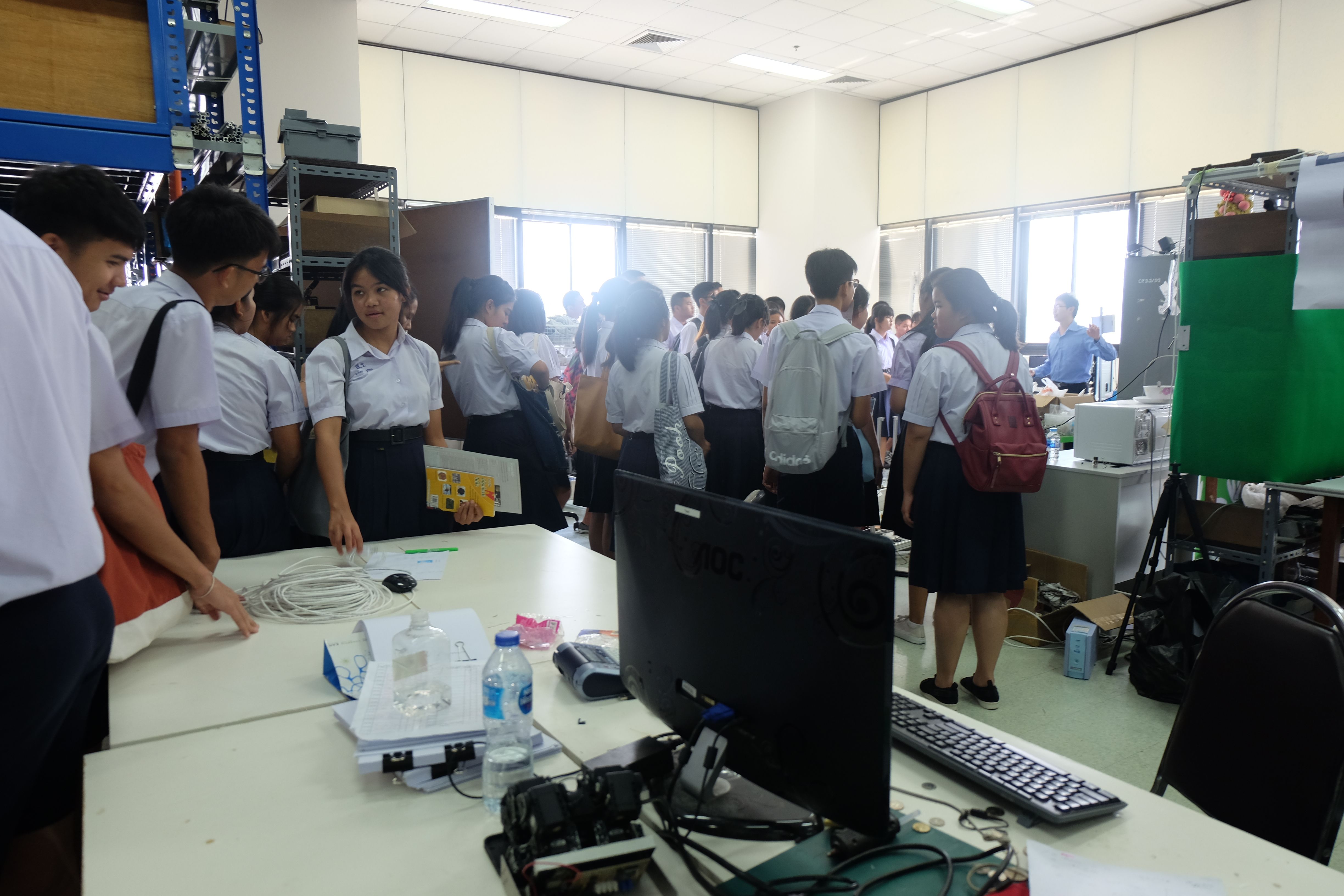 อาจารย์และนักเรียนจากโรงเรียนสุราษฎร์พิทยา จังหวัดสุราษฎร์ธานีมาเยี่ยมชมภาควิศวกรรมคอมพิวเตอร์ - รูปภาพที่ 5
