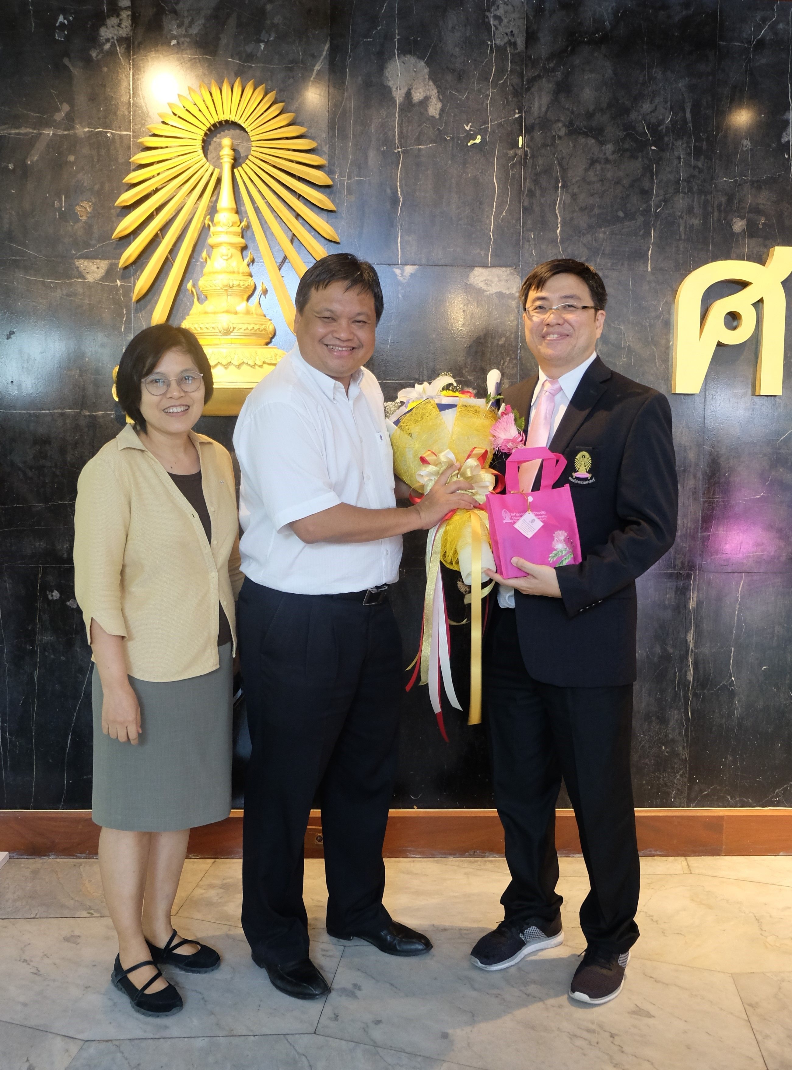 ภาควิชาวิศวกรรมคอมพิวเตอร์ขอแสดงความยินดี กับ ผศ.ดร.เกริก ภิรมย์โสภา  รับรางวัลยกย่องเชิดชูเกียรติบุคลากรแห่งจุฬาลงกรณ์มหาวิทยาลัย - รูปภาพที่ 1