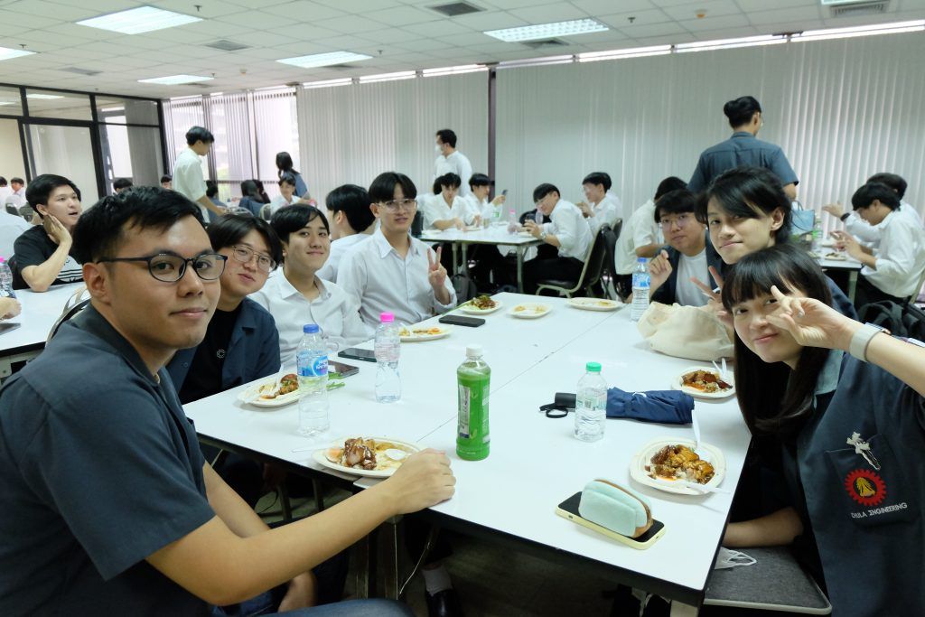 ภาพบรรยากาศ งานปัจฉิมนิเทศนิสิตระดับปริญญาตรี ภาควิชาวิศวกรรมคอมพิวเตอร์ ประจำปีการศึกษา 2566 - รูปภาพที่ 3