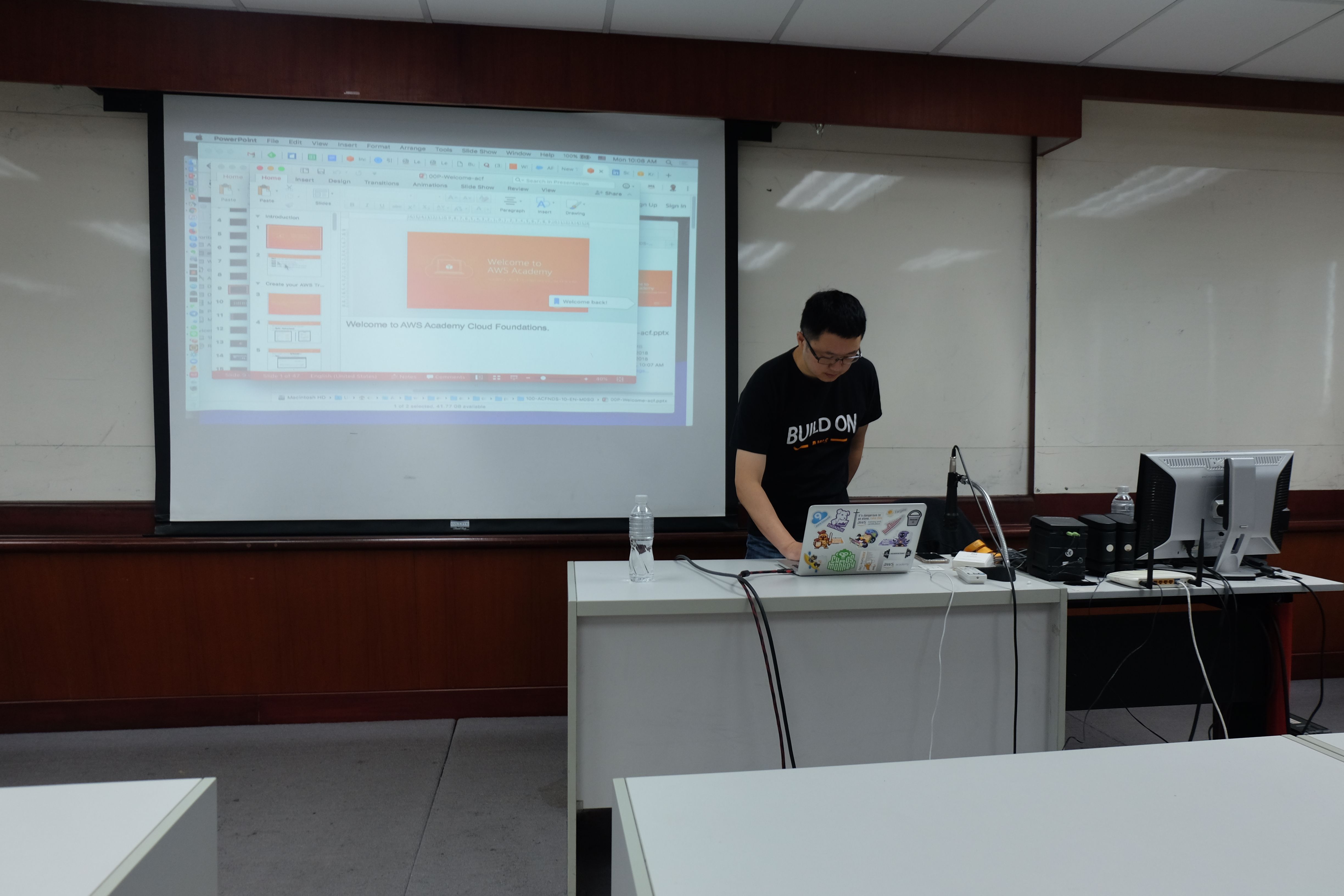 ภาพโครงการส่งเสริมคณาจารย์และนิสิตเข้าร่วมอบรม AWS Academy Cloudy Foundations - รูปภาพที่ 1