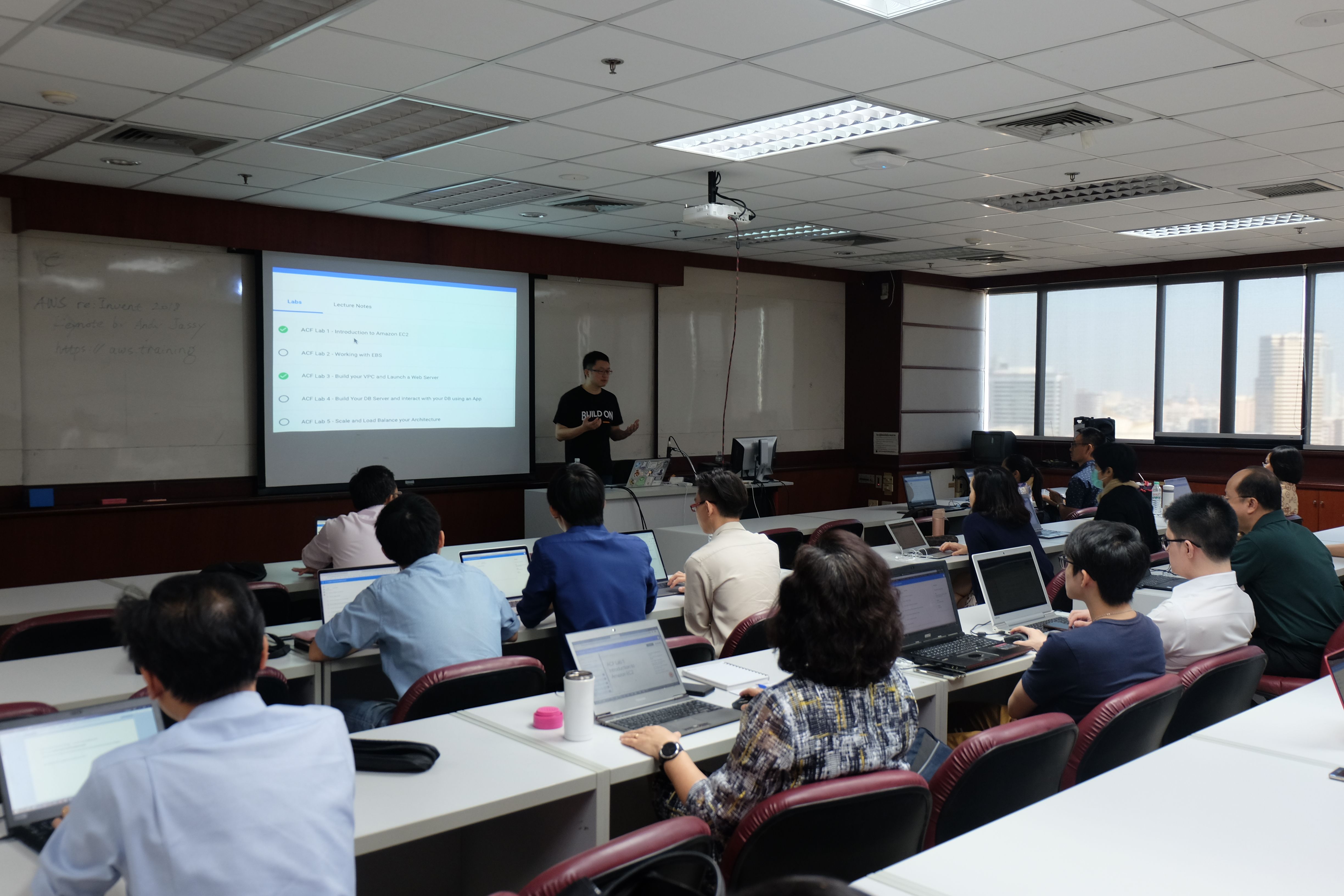 ภาพโครงการส่งเสริมคณาจารย์และนิสิตเข้าร่วมอบรม AWS Academy Cloudy Foundations - รูปภาพที่ 4