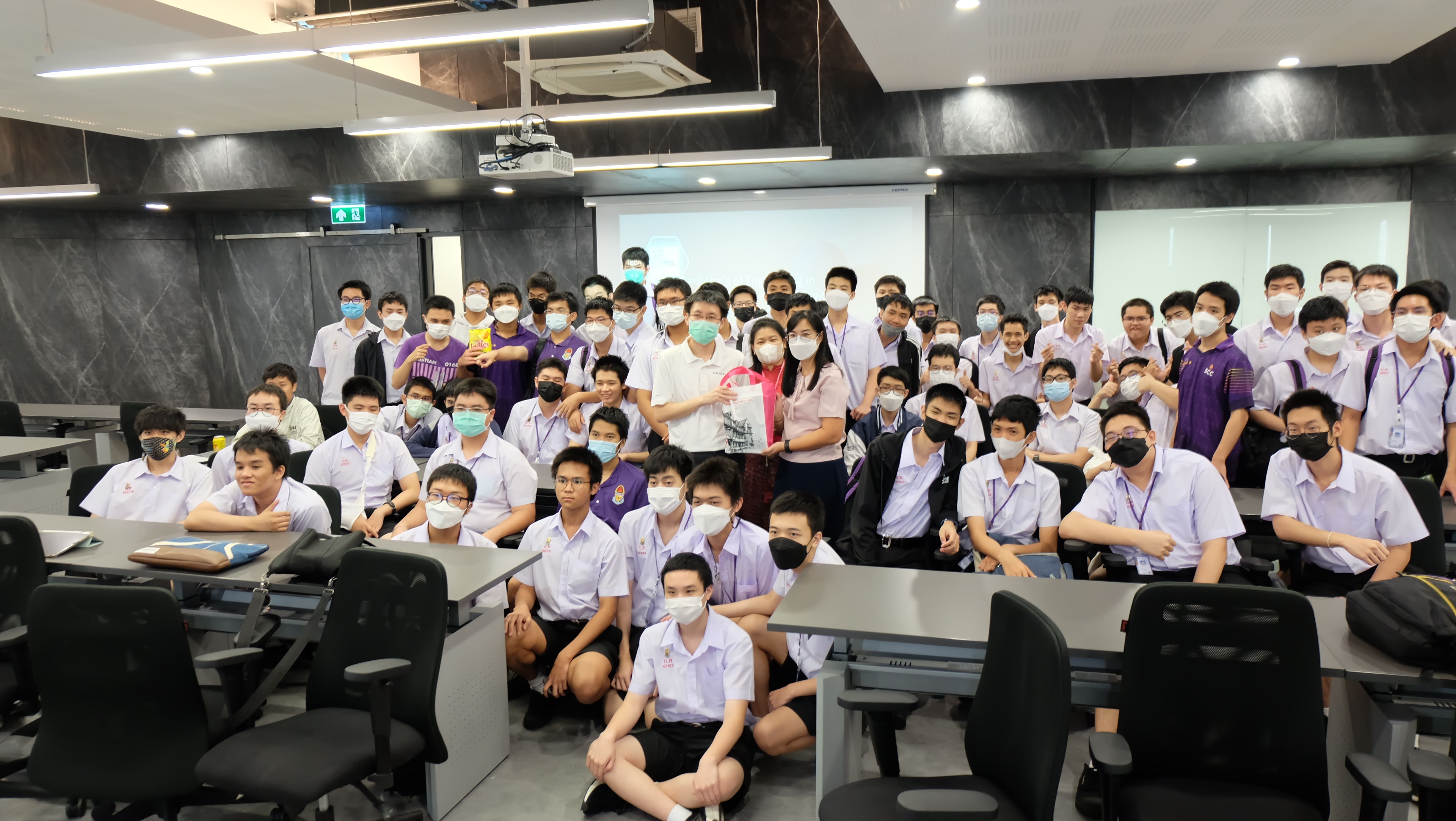 ภาพบรรยากาศคณะอาจารย์และนักเรียนโรงเรียนกรุงเทพคริสเตียนเยี่ยมชมภาควิชาฯ