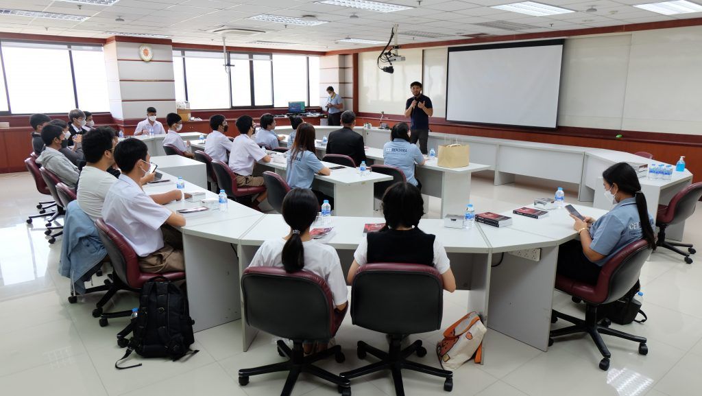รูปบรรยากาศ คณะอาจารย์และนักเรียนโรงเรียนเบญจมราชูทิศ จ.นครศรีธรรมราช เข้าเยี่ยมชมภาควิชาฯ - รูปภาพที่ 3