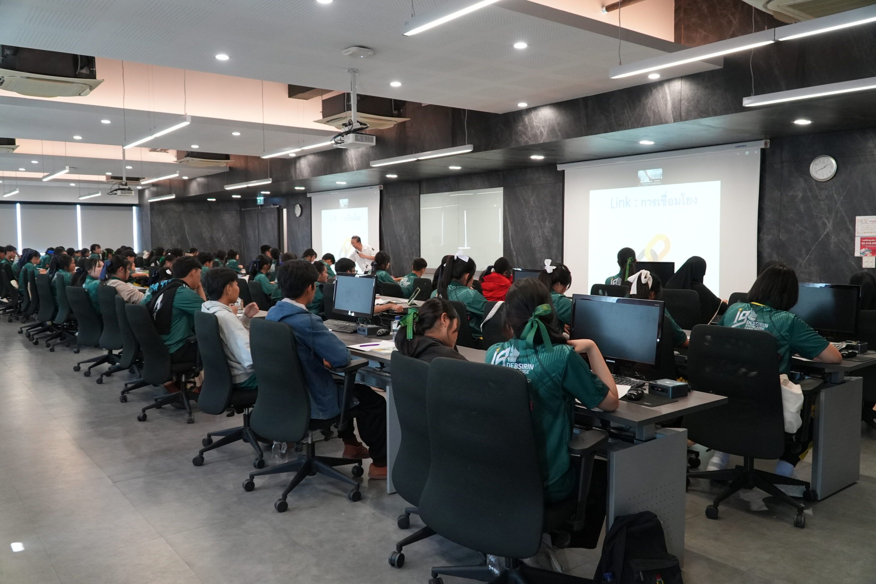 ภาควิชาวิศวกรรมคอมพิวเตอร์  คณะวิศวกรรมศาสตร์จุฬาลงกรณ์มหาวิทยาลัยยินดีต้อนรับคณะครูและนักเรียนจากเครือข่ายโรงเรียนเทพศิรินทร์ทั้ง 12 แห่งเข้าเยี่ยมชมคณะวิศวกรรมศาสตร์และรับฟังหลักสูตรของภาควิชาวิศวกรรมคอมพิวเตอร์ - รูปภาพที่ 4
