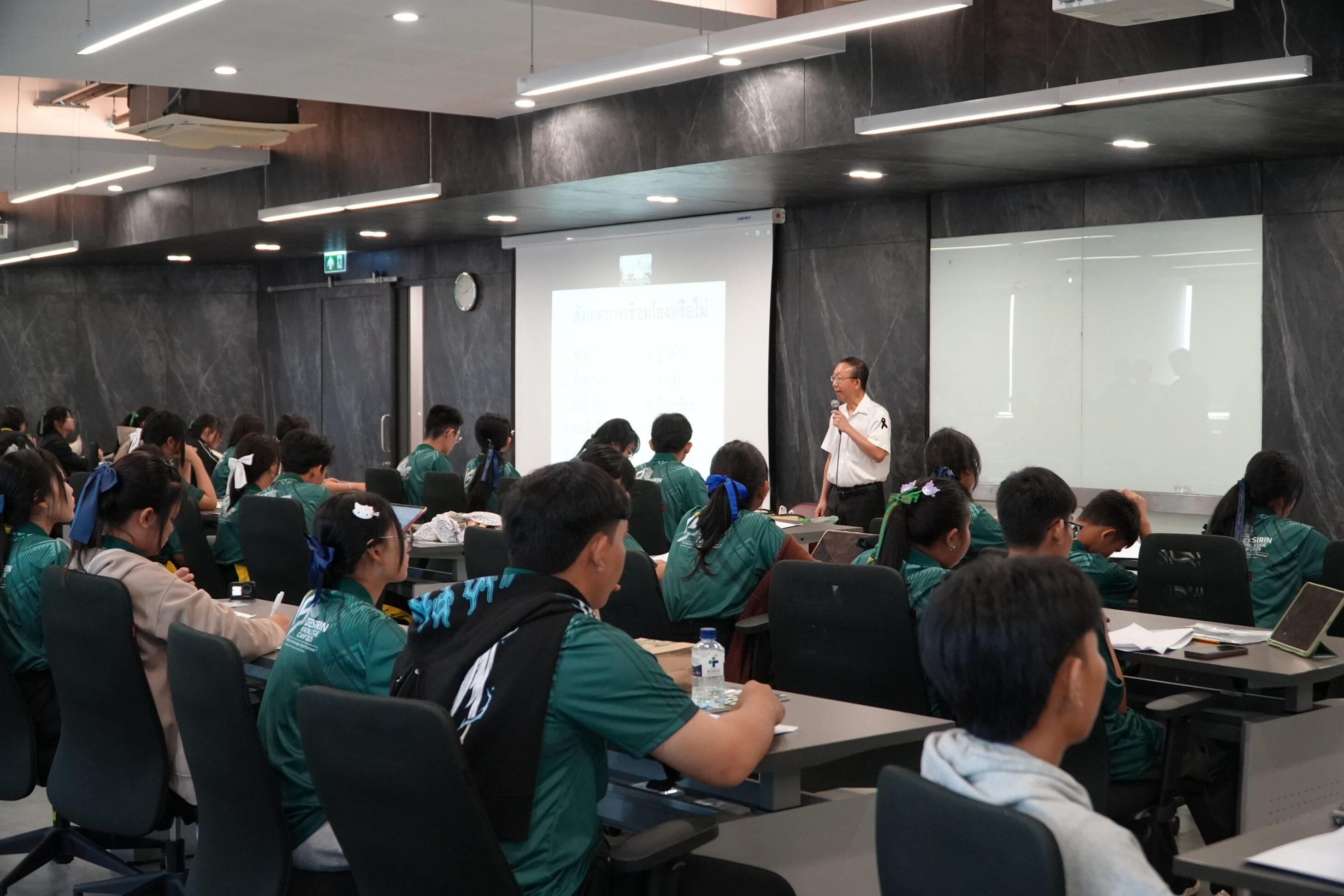 ภาควิชาวิศวกรรมคอมพิวเตอร์  คณะวิศวกรรมศาสตร์จุฬาลงกรณ์มหาวิทยาลัยยินดีต้อนรับคณะครูและนักเรียนจากเครือข่ายโรงเรียนเทพศิรินทร์ทั้ง 12 แห่งเข้าเยี่ยมชมคณะวิศวกรรมศาสตร์และรับฟังหลักสูตรของภาควิชาวิศวกรรมคอมพิวเตอร์ - รูปภาพที่ 6