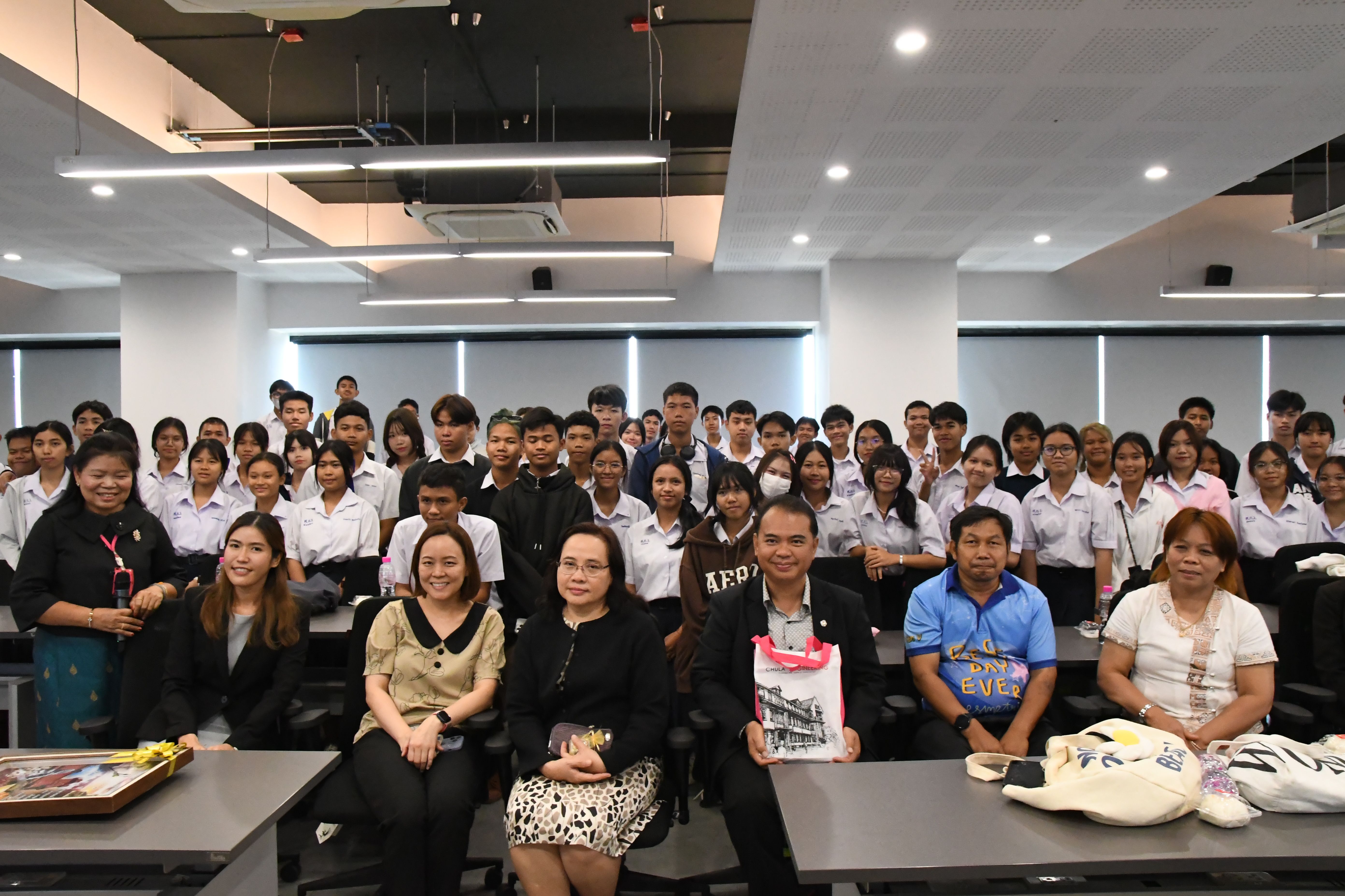 ? ภาควิชาวิศวกรรมคอมพิวเตอร์ คณะวิศวกรรมศาสตร์ จุฬาลงกรณ์มหาวิทยาลัยได้ให้การต้อนรับคณะอาจาร์ยและนักเรียนจากโรงเรียนศรีสะเกษวิทยาลัย มาเยี่ยมชมภาควิศวกรรมคอมพิวเตอร์?