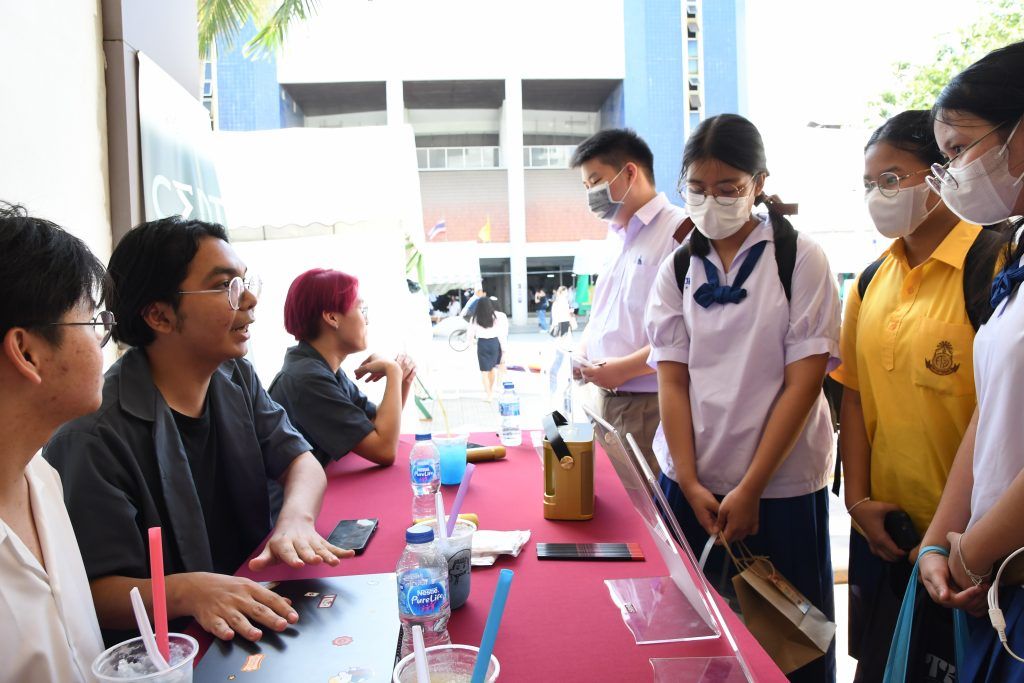 ภาควิชาวิศวกรรมคอมพิวเตอร์ คณะวิศวกรรมศาสตร์ จุฬาลงกรณ์มหาวิทยาลัย ได้ร่วมออกบูธที่โรงเรียนเตรียมอุดมศึกษา เพื่อให้ความรู้เกี่ยวกับหลักสูตรวิศวกรรมคอมพิวเตอร์ (CP) และหลักสูตรวิศวกรรมคอมพิวเตอร์และเทคโนโลยีดิจิทัล (CEDT) - รูปภาพที่ 4