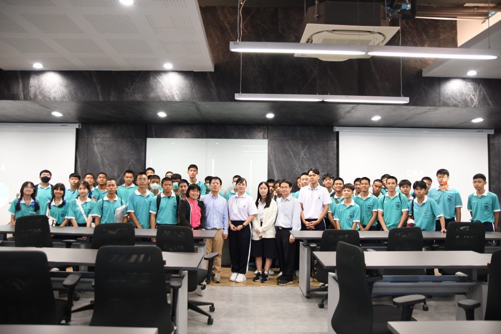 ภาควิชาวิศวกรรมคอมพิวเตอร์ต้อนรับคณะอาจารย์และนักเรียนจากโรงเรียนมารีวิทย์ จังหวัดชลบุรีเข้าเยี่ยมชมภาควิชาวิศวกรรมคอมพิวเตอร์ - รูปภาพที่ 3