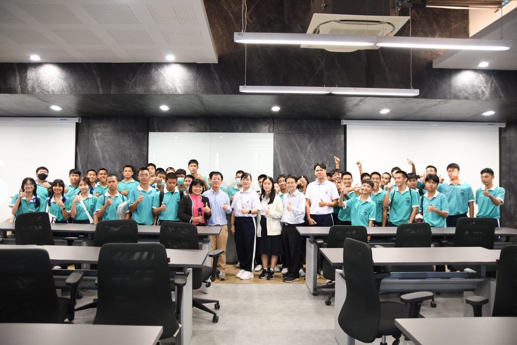 ภาควิชาวิศวกรรมคอมพิวเตอร์ต้อนรับคณะอาจารย์และนักเรียนจากโรงเรียนมารีวิทย์ จังหวัดชลบุรีเข้าเยี่ยมชมภาควิชาวิศวกรรมคอมพิวเตอร์ - รูปภาพที่ 5