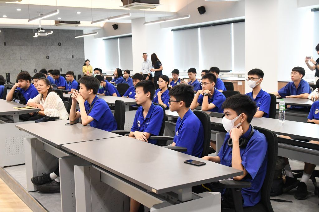 ภาควิชาวิศวกรรมมคอมพิวเตอร์ คณะวิศวกรรมศาสตร์ จุฬาลงกรณ์มหาวิทยาลัย ได้ให้การต้อนรับคณะอาจารย์และนักเรียนจากโรงเรียนมหิดลวิทยานุสรณ์มาเยี่ยมชมภาควิศวกรรมคอมพิวเตอร์ - รูปภาพที่ 6