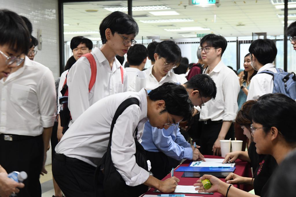 ภาพบรรยากาศงานปัจฉิมนิเทศนิสิตระดับปริญญาบัณฑิต ภาควิชาวิศวกรรมคอมพิวเตอร์ ประจำปีการศึกษาษา 2567 - รูปภาพที่ 5