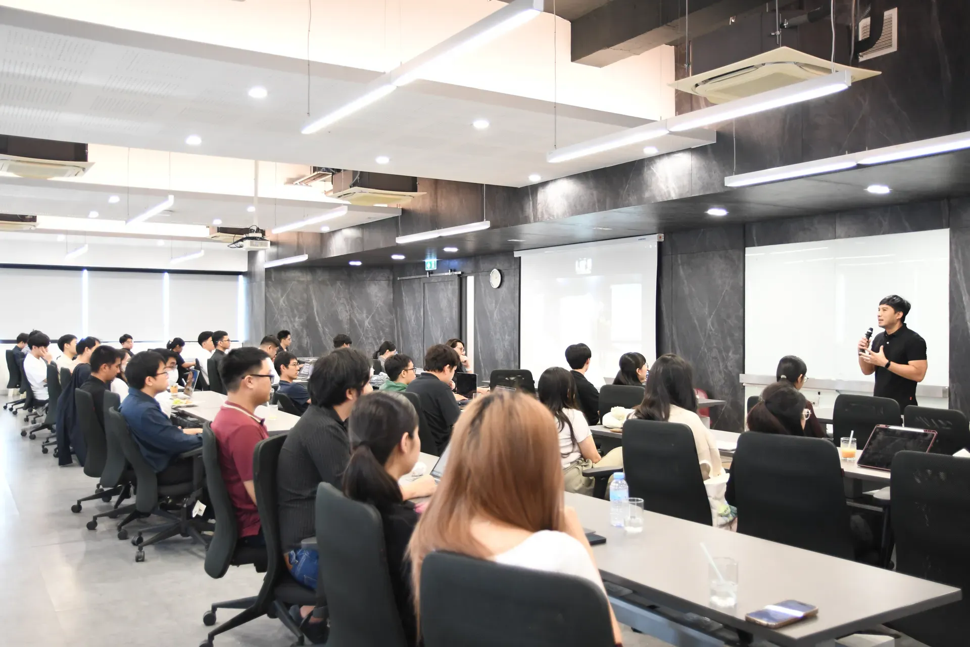 ภาพบรรยากาศงานปฐมนิเทศบัณฑิตศึกษาภาควิชาวิศวกรรมคอมพิวเตอร์ ภาคต้น 2569 - รูปภาพที่ 4