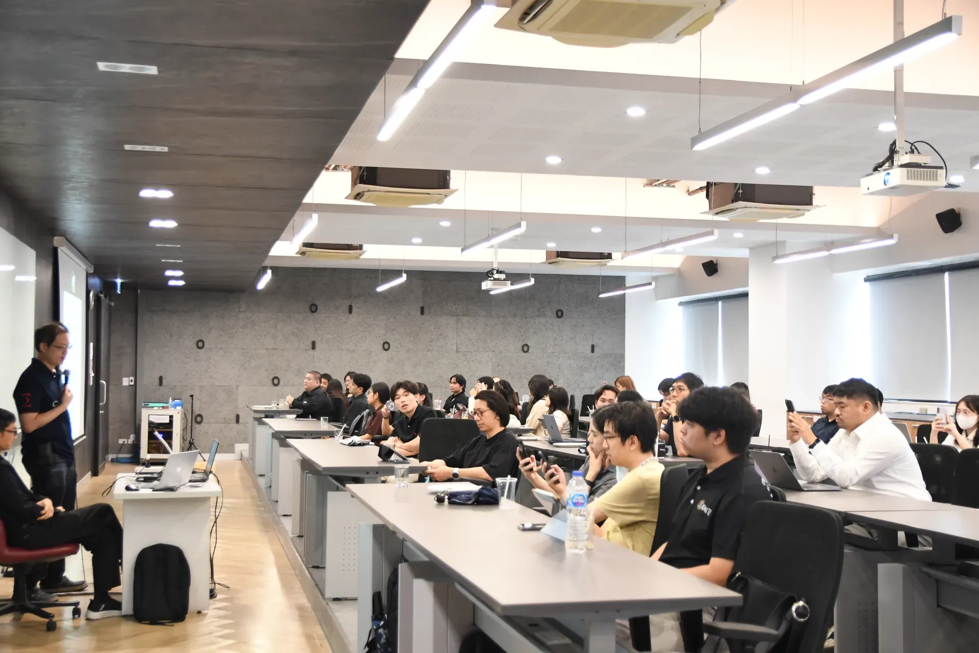 ภาพบรรยากาศงานปฐมนิเทศบัณฑิตศึกษาภาควิชาวิศวกรรมคอมพิวเตอร์ ภาคต้น 2569 - รูปภาพที่ 6