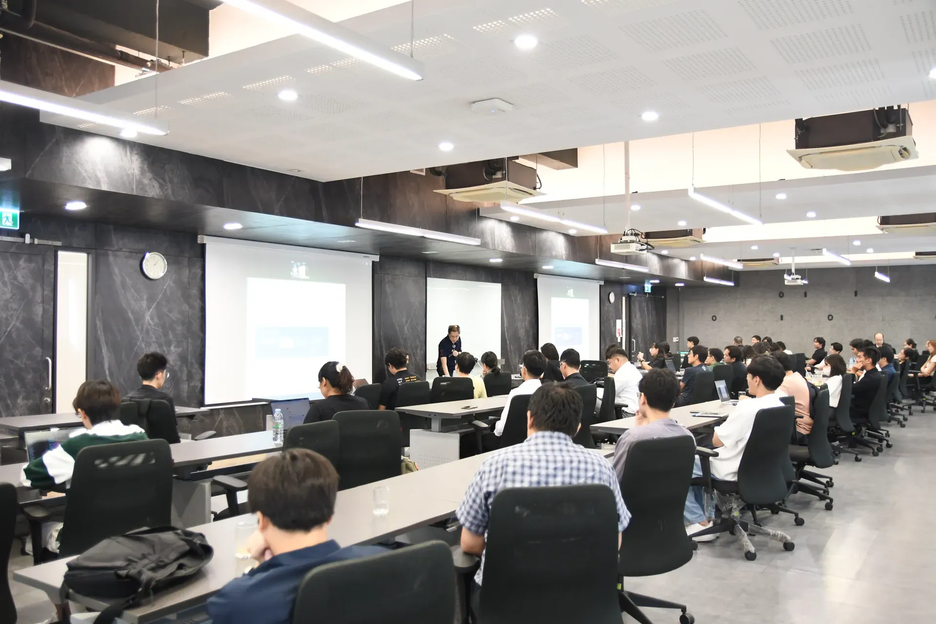 ภาพบรรยากาศงานปฐมนิเทศบัณฑิตศึกษาภาควิชาวิศวกรรมคอมพิวเตอร์ ภาคต้น 2569 - รูปภาพที่ 3