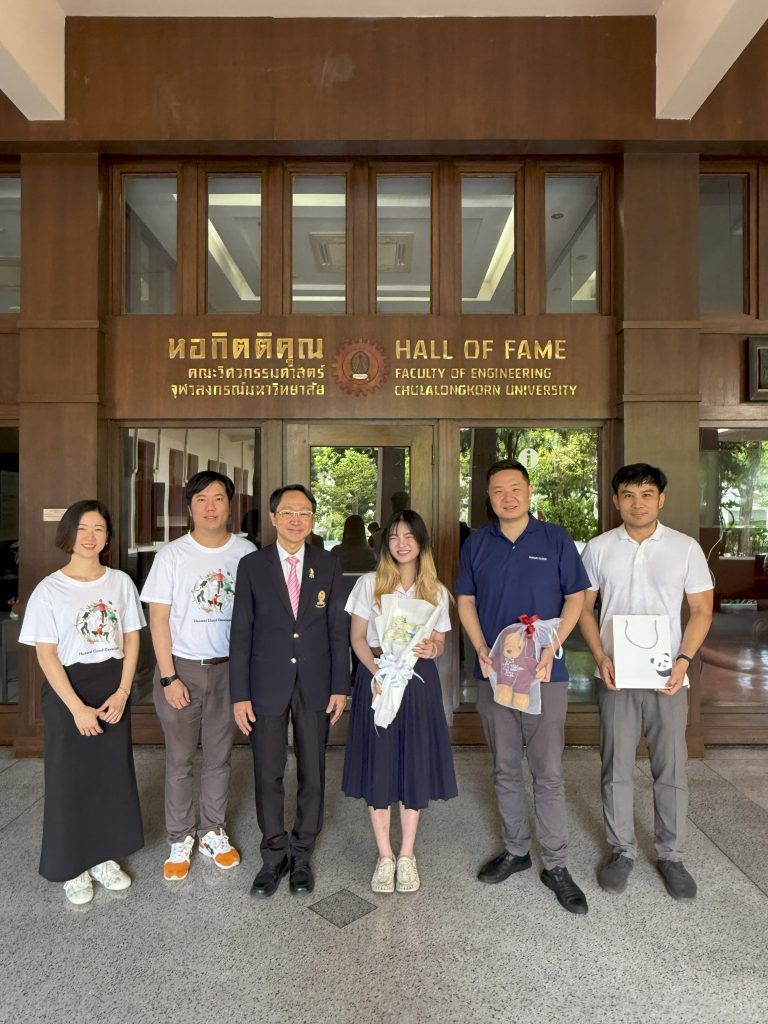 ? ?ผู้บริหาร Huawei และทีมงาน ได้ร่วมแสดงความยินดีกับ น.ส.วิชาดา ชัยประเสริฐสุด หรือ น้องเคอซา ที่ได้รับ ประกาศเกียรติคุณและรางวัล จากการทำกิจกรรมต่างๆ ในฐานะ Huawei Cloud Student Ambassador? ? - รูปภาพที่ 1