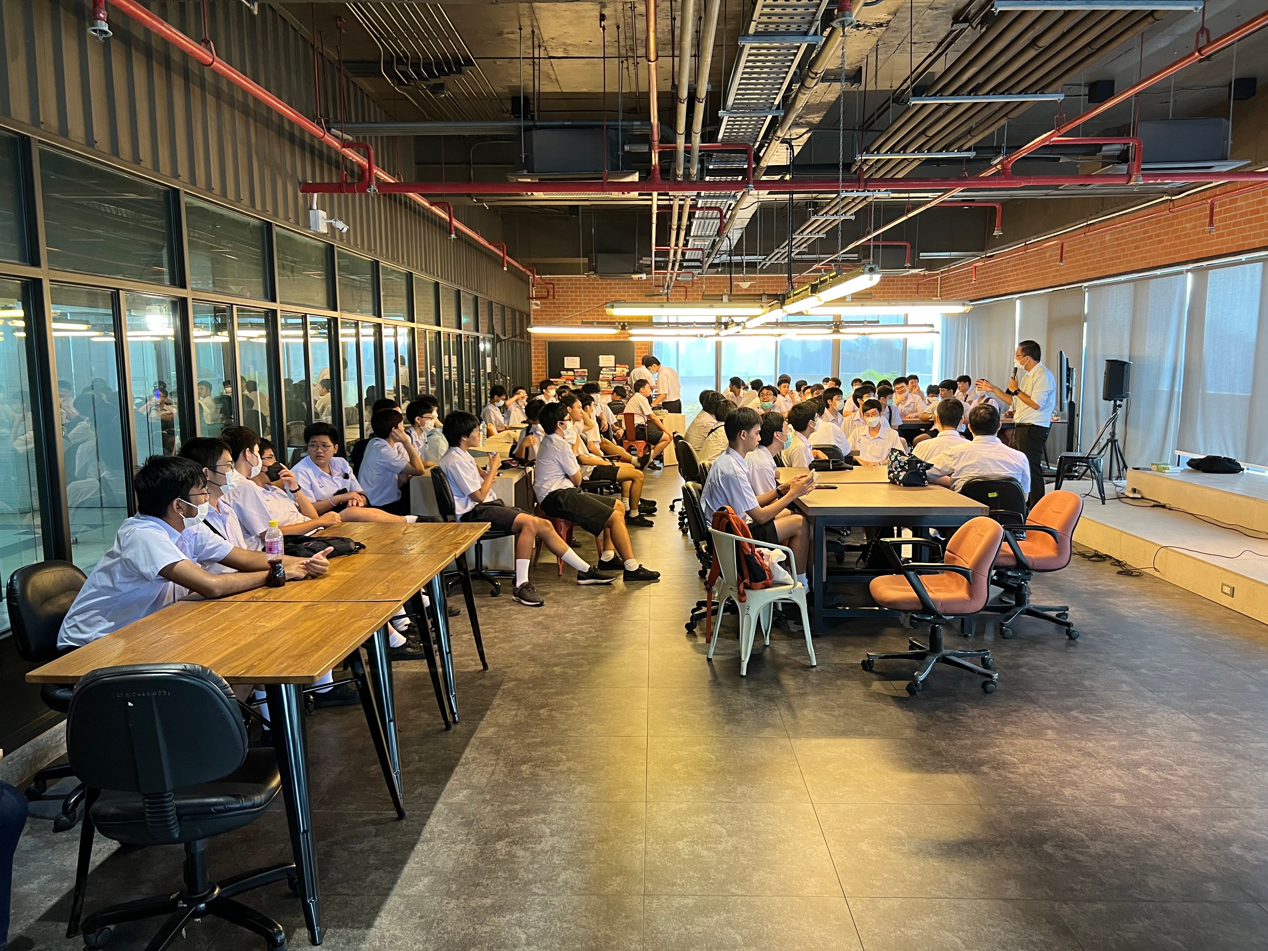 รูปบรรยากาศ คณะอาจารย์และนักเรียนโรงเรียนสวนกุหลาบวิทยาลัย เข้าเยี่ยมชมภาควิชาฯ