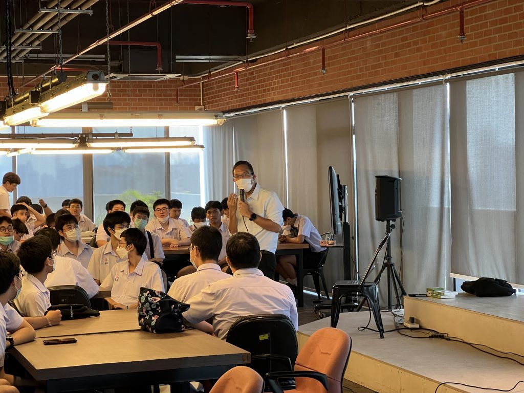 รูปบรรยากาศ คณะอาจารย์และนักเรียนโรงเรียนสวนกุหลาบวิทยาลัย เข้าเยี่ยมชมภาควิชาฯ - รูปภาพที่ 3