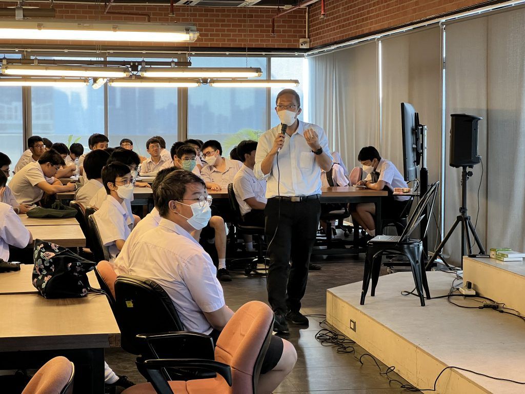 รูปบรรยากาศ คณะอาจารย์และนักเรียนโรงเรียนสวนกุหลาบวิทยาลัย เข้าเยี่ยมชมภาควิชาฯ - รูปภาพที่ 2