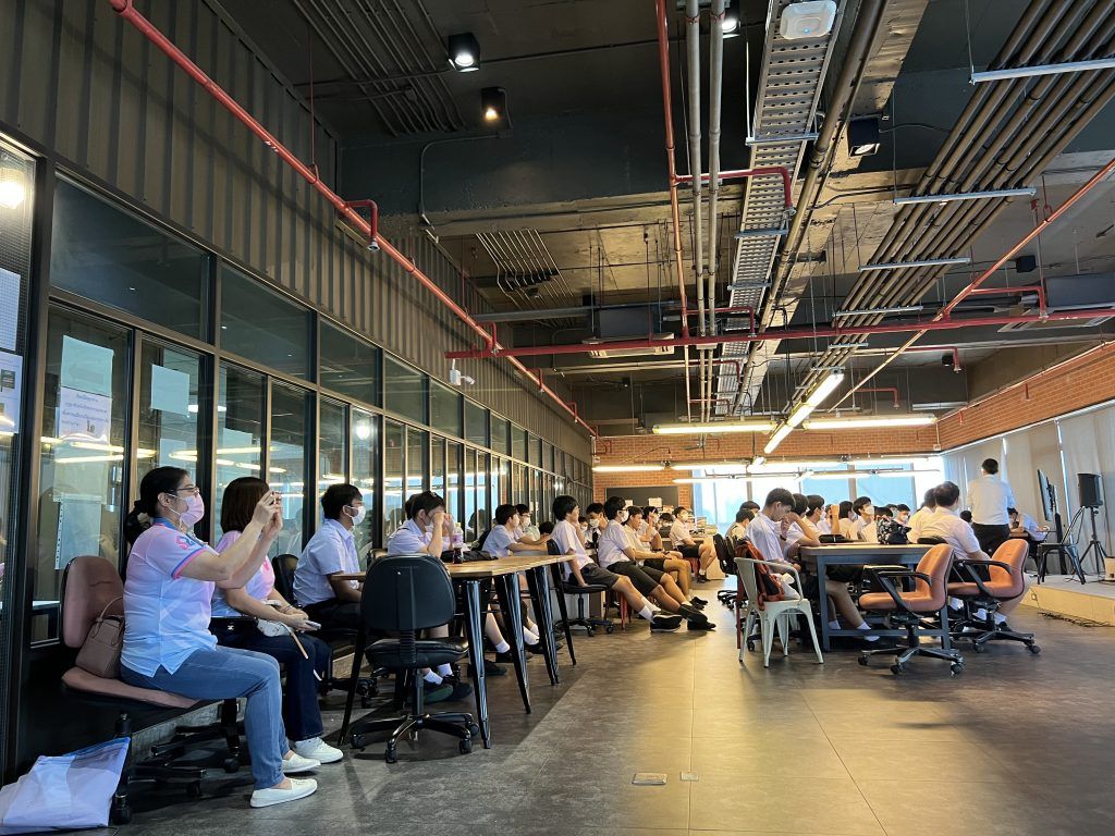 รูปบรรยากาศ คณะอาจารย์และนักเรียนโรงเรียนสวนกุหลาบวิทยาลัย เข้าเยี่ยมชมภาควิชาฯ - รูปภาพที่ 6