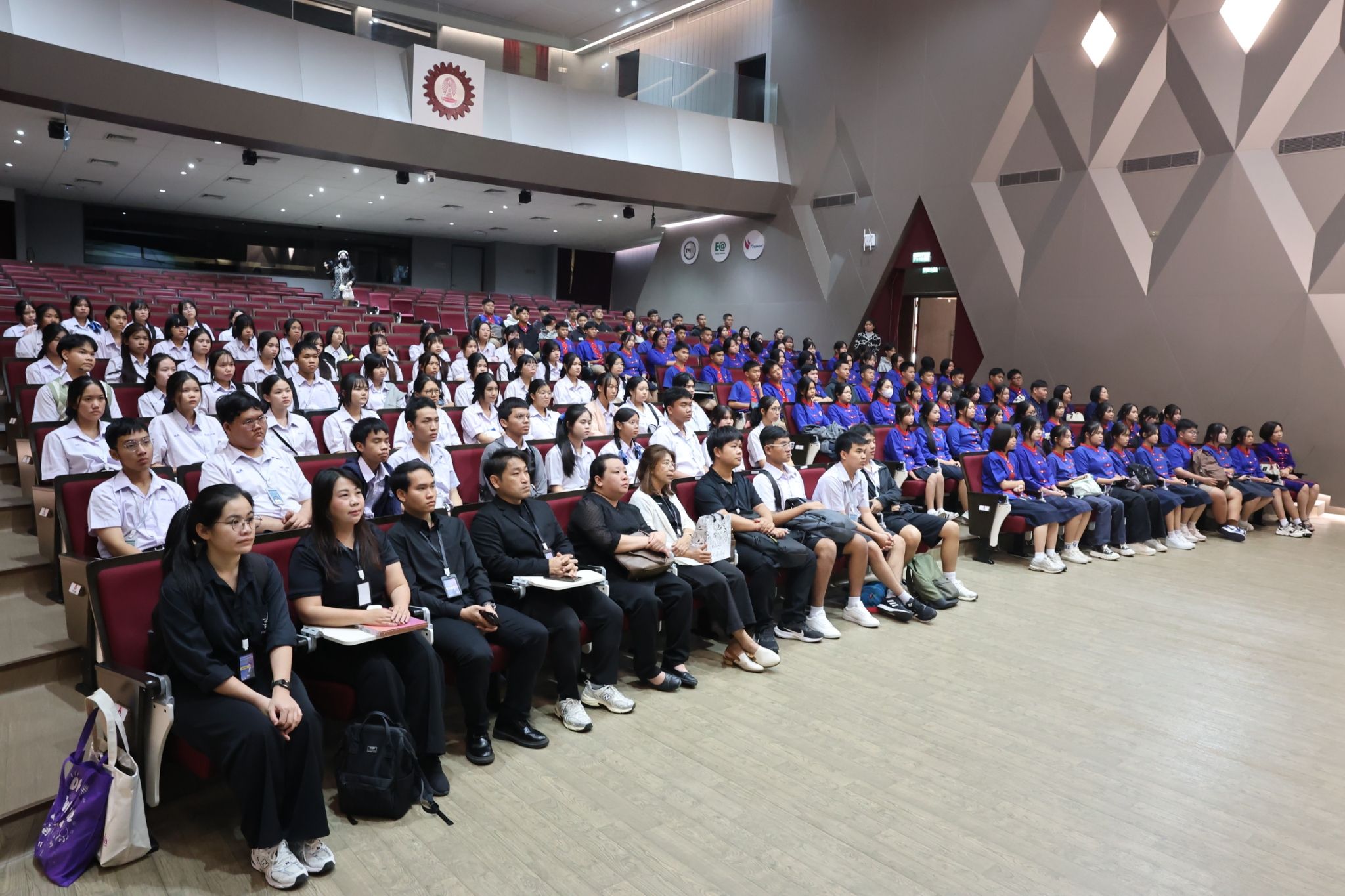 ภาควิชาวิศวกรรมคอมพิวเตอร์ให้การต้อนรับคณะครูและนักเรียนจากโรงเรียนเรณูนครวิทยานุกูลและโรงเรียนอุดมดรุณีเข้าเยี่ยมชมคณะวิศวกรรมศาสตร์และรับฟังหลักสูตรของภาควิชาวิศวกรรมคอมพิวเตอร์ - รูปภาพที่ 6