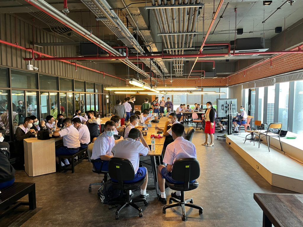 คณะอาจารย์และนักเรียนจากโรงเรียนอัสสัมชัญสมุทรปราการและโรงเรียนอัสสัมชัญศรีราชาเข้ามาเยี่ยมชมภาควิชาฯ ในวัน จันทร์ ที่ 17 ตุลาคม 2565 เวลา 10:00 น. - รูปภาพที่ 3