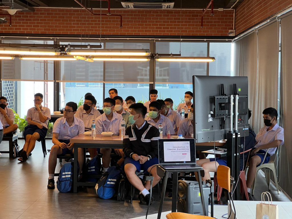 คณะอาจารย์และนักเรียนจากโรงเรียนเซนต์คาเบรียลเข้าเยี่ยมชมภาควิชาฯ - รูปภาพที่ 4