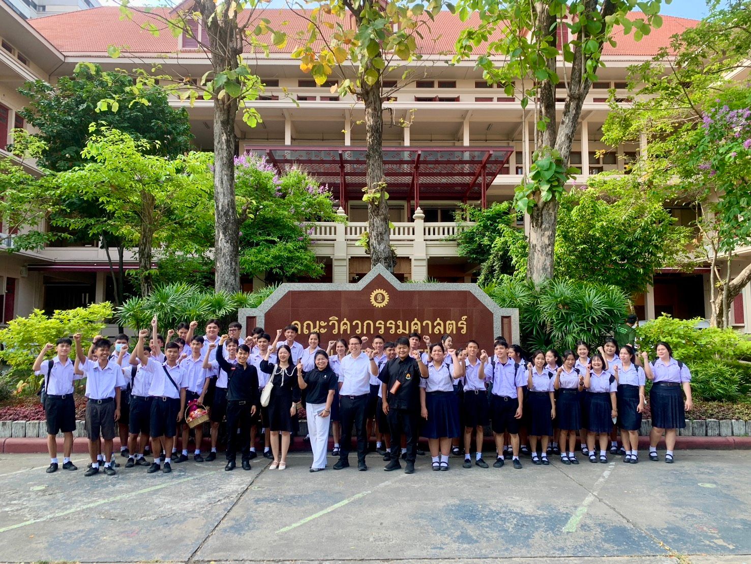 🥳ภาควิชาวิศวกรรมคอมพิวเตอร์ คณะวิศวกรรมศาสตร์ จุฬาลงกรณ์มหาวิทยาลัย ยินดีต้อนรับคณะครูและนักเรียนจากโรงเรียนเทศบาลวัดป้อมแก้ว จ.สมุทรสงครามเข้าเยี่ยมชมคณะวิศวกรรมศาสตร์และรับฟังหลักสูตรของภาควิชาวิศวกรรมคอมพิวเตอร์🥳