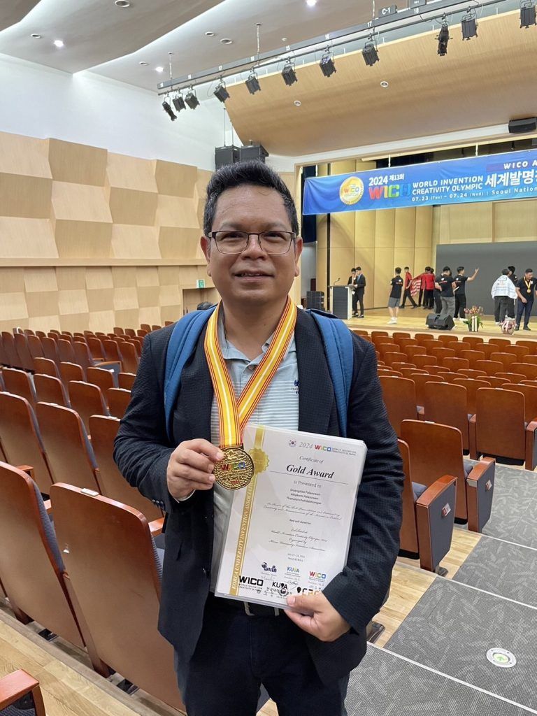 ภาควิศวกรรมคอมพิวเตอร์ขอแสดงความยินดีกับ รศ.ดร.ธนารัตน์ ชลิดาพงศ์ ภาควิชาวิศวกรรมคอมพิวเตอร์ คณะวิศวกรรมศาสตร์ และ รศ.ดร.ดวงดาว ปาละสุวรรณ รศ.ดร.อรรถกร ปาละสุวรรณ ภาควิชาจุลทรรศน์ศาสตร์คลินิก คณะสหเวชศาสตร์ จุฬาฯ - รูปภาพที่ 4