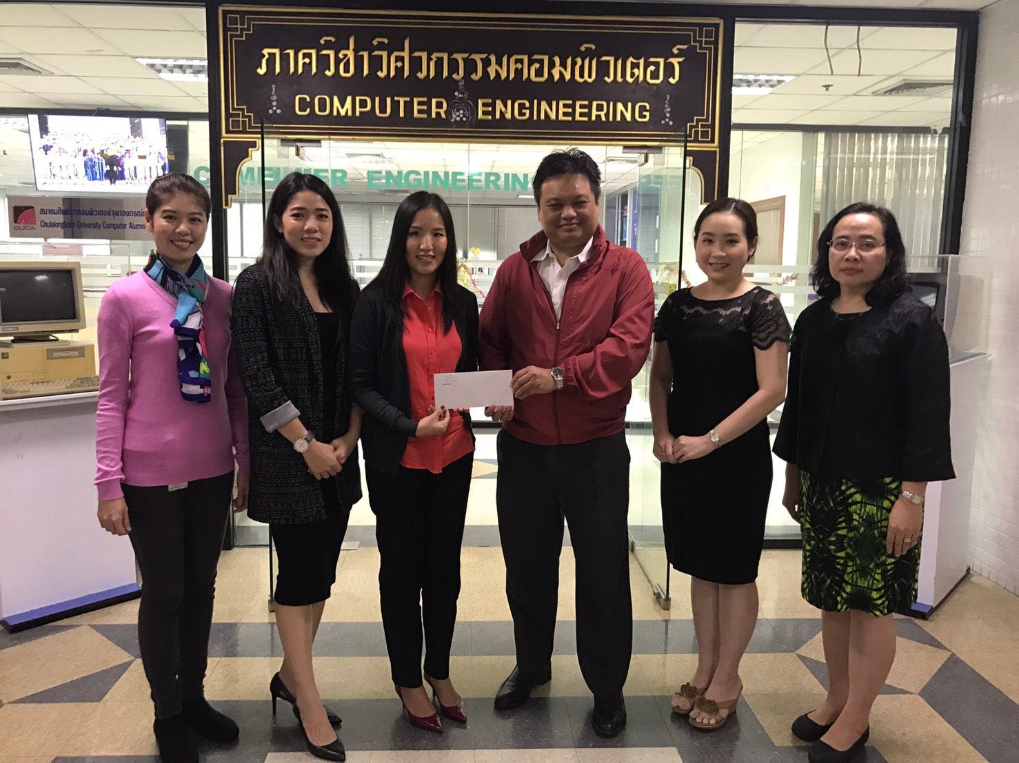 ExxonMobil ได้มาให้เช็คสนับสนุนกิจกรรมบิตไบท์และสนับสนุนการพิมพ์หนังสือ python
